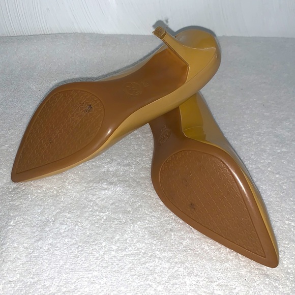 Micheal Kors Sz 8 Dijon mustard color heels w/ pointy toe - Picture 3 of 6